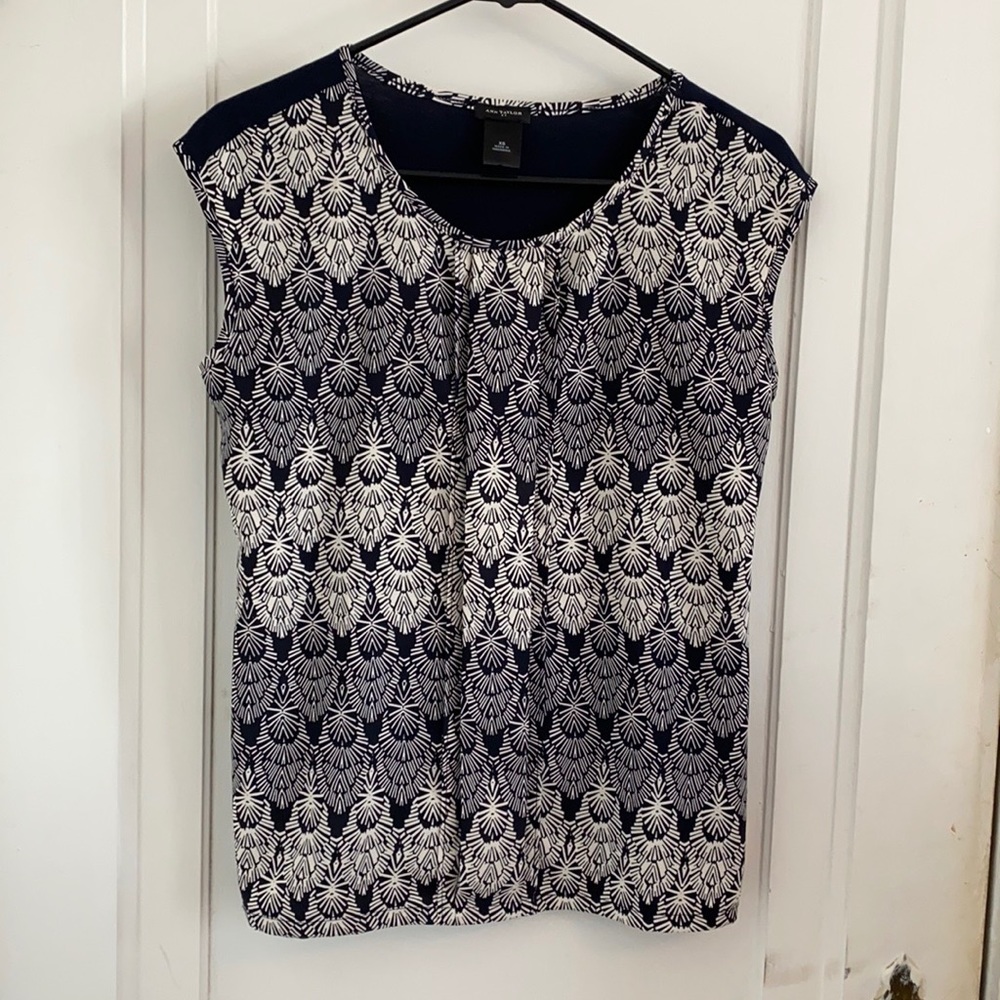 ANN TAYLOR, Navy & White Pattern Top